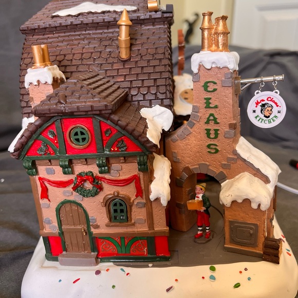 Lemax Mrs. Claus' Kitchen Christmas Village - Picture 4 of 6